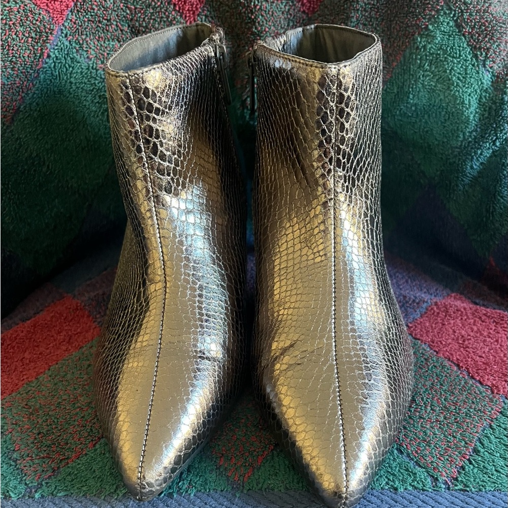 TORRID Silver Metallic kitten Heel Pointed Toe Formal
Ankle Booties Sz: 8 Wide